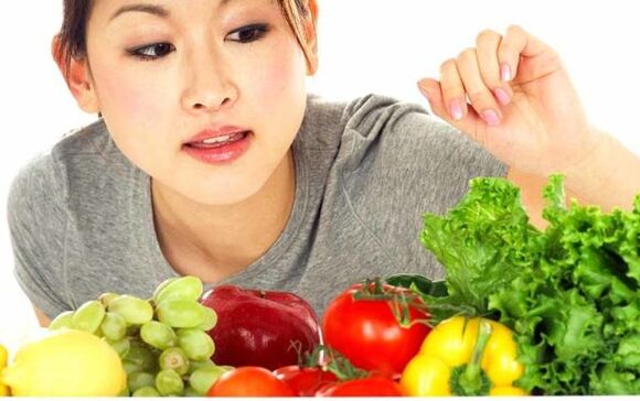 Menina japonesa escolhe produtos para uma dieta