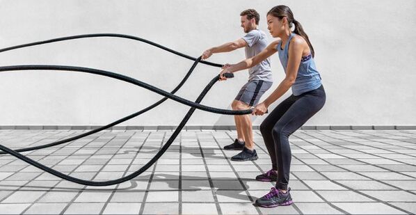 Homem e mulher fazem exercícios