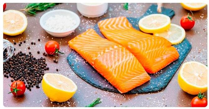 A refeição do dia de peixe da Dieta das 6 Pétalas pode incluir salmão cozido no vapor